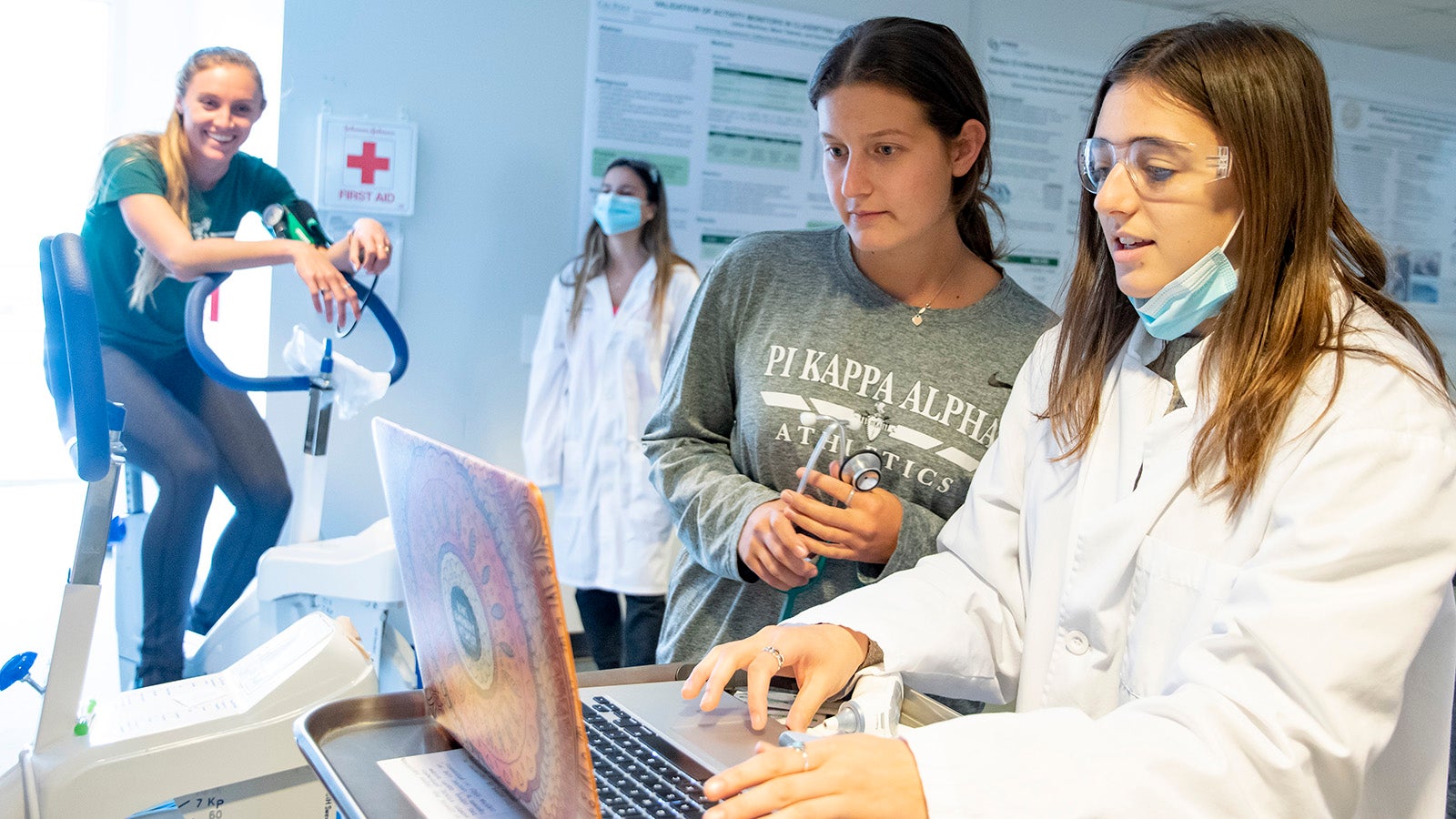 Kinesiology majors work in the exercise physiology lab.