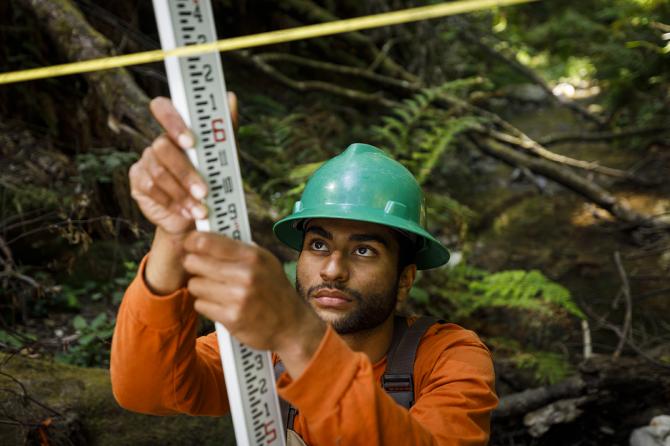 Forestry and Natural Resources students measures forest. 